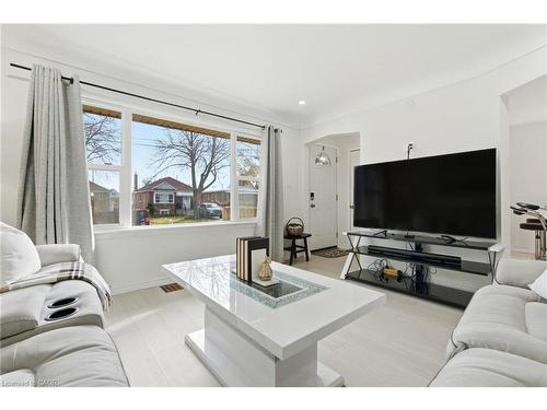 352 East 28Th Street, Hamilton, ON - Indoor Photo Showing Living Room