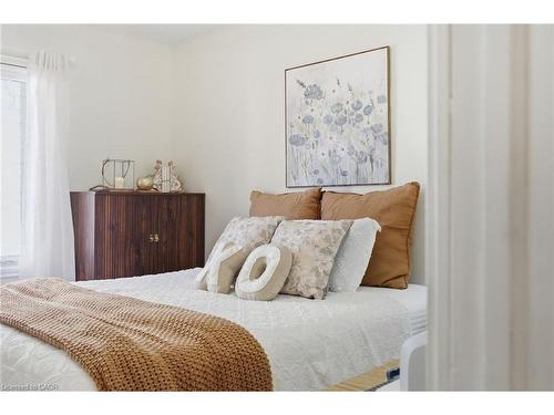 352 East 28Th Street, Hamilton, ON - Indoor Photo Showing Bedroom