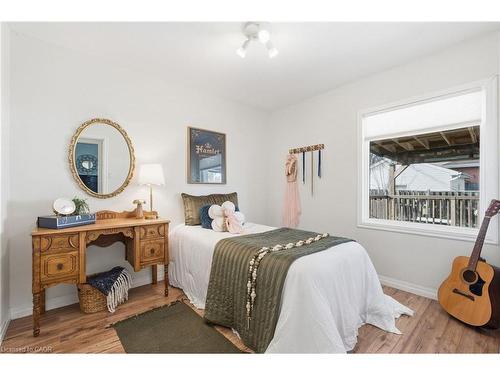 352 East 28Th Street, Hamilton, ON - Indoor Photo Showing Bedroom