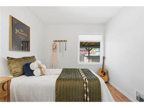 352 East 28Th Street, Hamilton, ON - Indoor Photo Showing Bedroom
