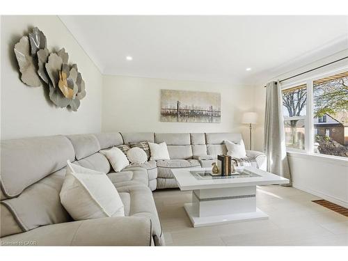 352 East 28Th Street, Hamilton, ON - Indoor Photo Showing Living Room
