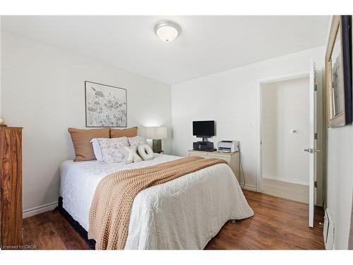 352 East 28Th Street, Hamilton, ON - Indoor Photo Showing Bedroom