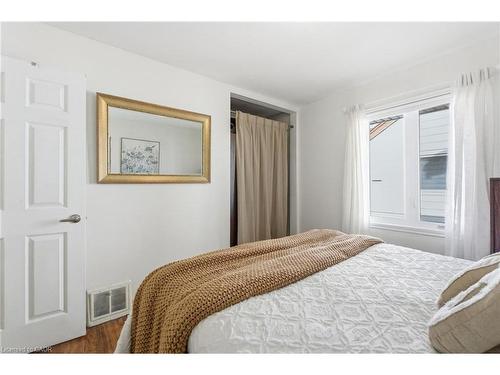 352 East 28Th Street, Hamilton, ON - Indoor Photo Showing Bedroom