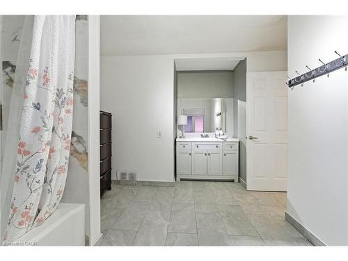 352 East 28Th Street, Hamilton, ON - Indoor Photo Showing Bathroom