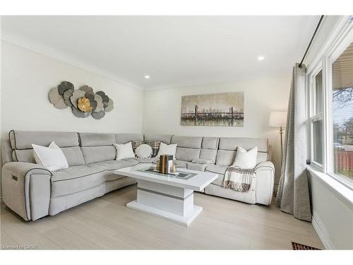 352 East 28Th Street, Hamilton, ON - Indoor Photo Showing Living Room