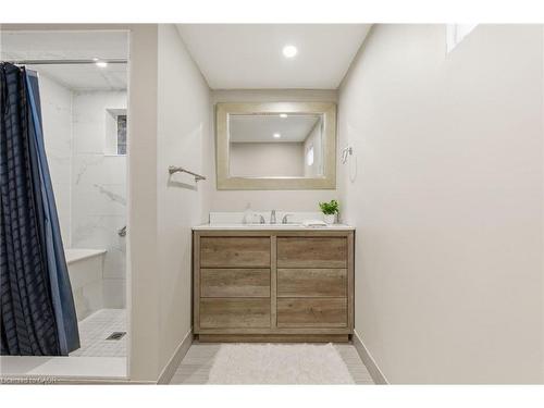 352 East 28Th Street, Hamilton, ON - Indoor Photo Showing Bathroom