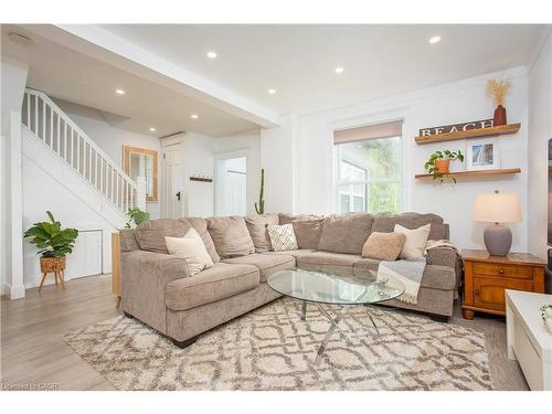 826 Beach Boulevard, Hamilton, ON - Indoor Photo Showing Living Room