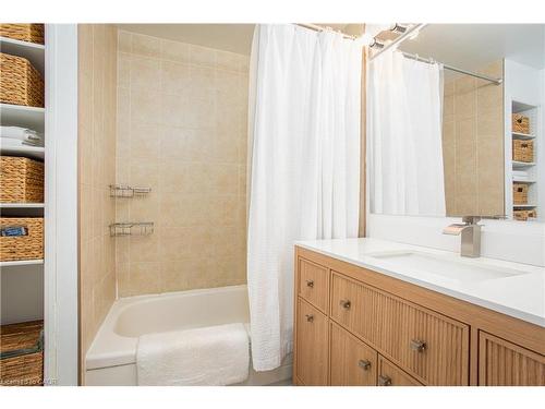 826 Beach Boulevard, Hamilton, ON - Indoor Photo Showing Bathroom