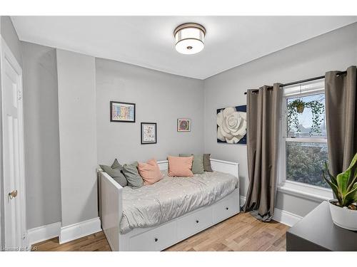 27 Mayflower Avenue, Hamilton, ON - Indoor Photo Showing Bedroom