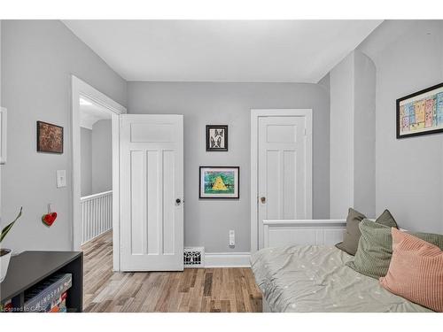 27 Mayflower Avenue, Hamilton, ON - Indoor Photo Showing Bedroom