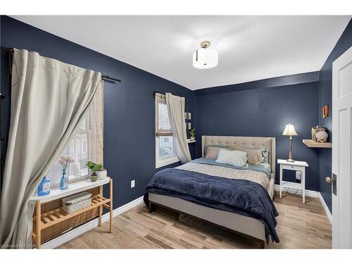 27 Mayflower Avenue, Hamilton, ON - Indoor Photo Showing Bedroom
