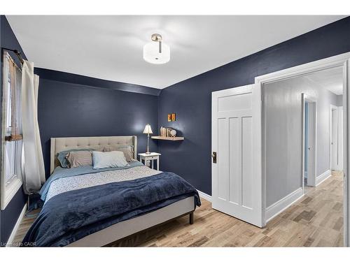 27 Mayflower Avenue, Hamilton, ON - Indoor Photo Showing Bedroom