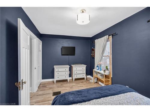27 Mayflower Avenue, Hamilton, ON - Indoor Photo Showing Bedroom