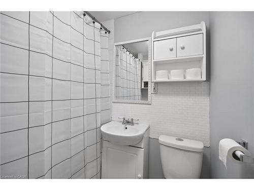 27 Mayflower Avenue, Hamilton, ON - Indoor Photo Showing Bathroom