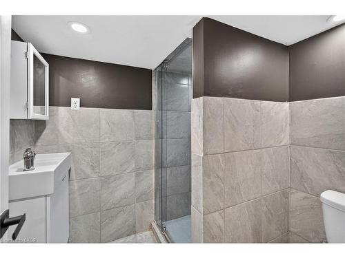 27 Mayflower Avenue, Hamilton, ON - Indoor Photo Showing Bathroom