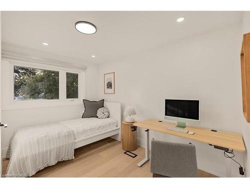 257 Strathcona Drive, Burlington, ON - Indoor Photo Showing Bedroom