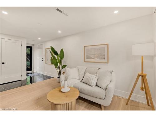 257 Strathcona Drive, Burlington, ON - Indoor Photo Showing Living Room