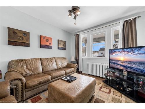 35 Bayfield Avenue, Hamilton, ON - Indoor Photo Showing Living Room