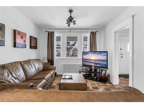 35 Bayfield Avenue, Hamilton, ON - Indoor Photo Showing Living Room