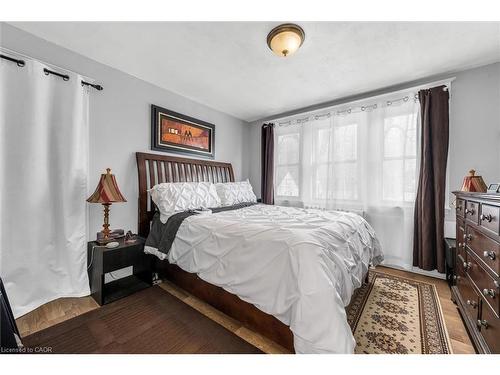 35 Bayfield Avenue, Hamilton, ON - Indoor Photo Showing Bedroom