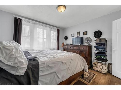 35 Bayfield Avenue, Hamilton, ON - Indoor Photo Showing Bedroom