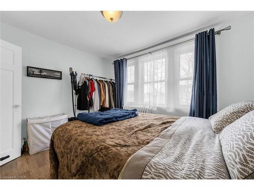 35 Bayfield Avenue, Hamilton, ON - Indoor Photo Showing Bedroom