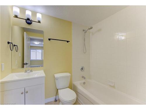 40 Red Clover Crescent, Kitchener, ON - Indoor Photo Showing Bathroom