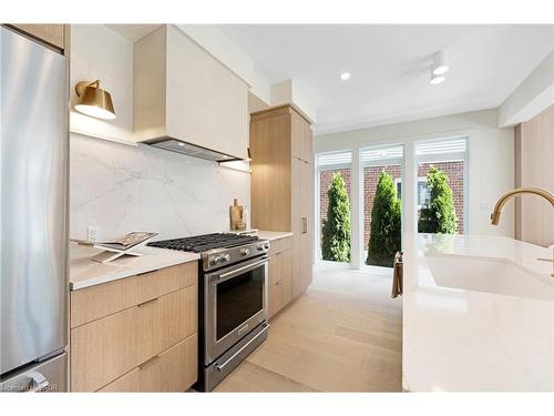 452 Westhaven Street, Waterloo, ON - Indoor Photo Showing Kitchen With Upgraded Kitchen