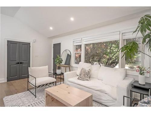 564 Maplehill Drive, Burlington, ON - Indoor Photo Showing Living Room