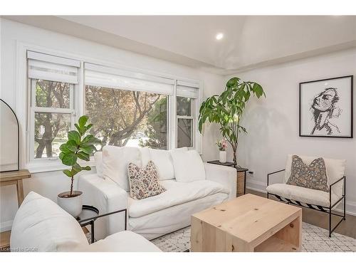 564 Maplehill Drive, Burlington, ON - Indoor Photo Showing Living Room