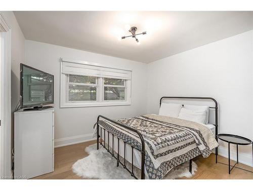 564 Maplehill Drive, Burlington, ON - Indoor Photo Showing Bedroom