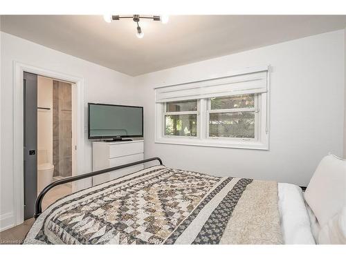564 Maplehill Drive, Burlington, ON - Indoor Photo Showing Bedroom