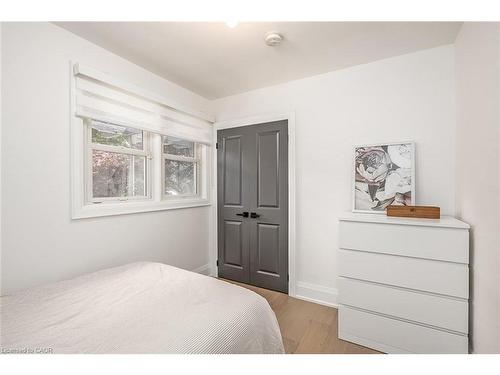 564 Maplehill Drive, Burlington, ON - Indoor Photo Showing Bedroom
