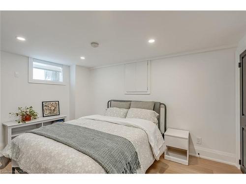 564 Maplehill Drive, Burlington, ON - Indoor Photo Showing Bedroom