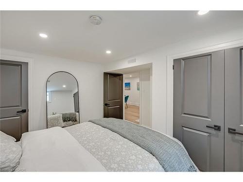 564 Maplehill Drive, Burlington, ON - Indoor Photo Showing Bedroom