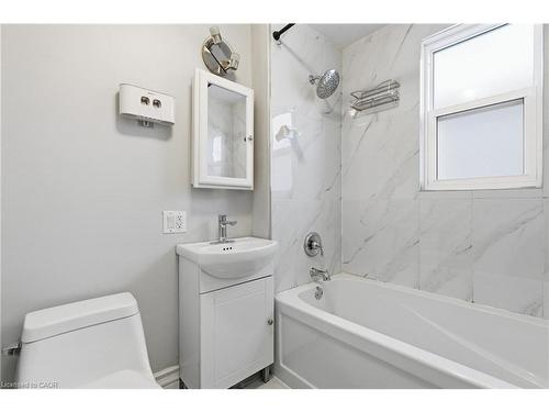 26 Bayfield Avenue, Hamilton, ON - Indoor Photo Showing Bathroom