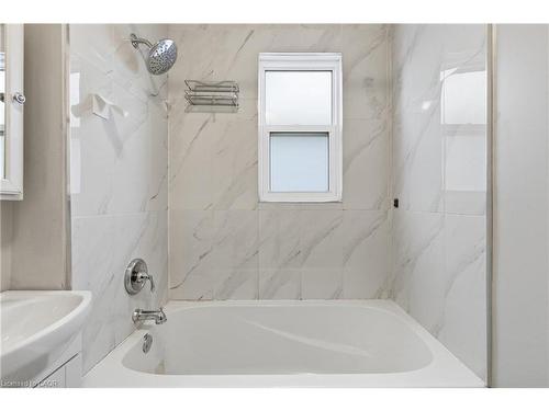 26 Bayfield Avenue, Hamilton, ON - Indoor Photo Showing Bathroom