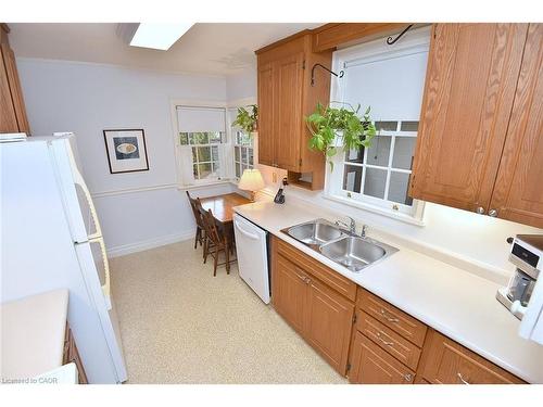 959 Easterbrook Avenue, Burlington, ON - Indoor Photo Showing Kitchen With Double Sink