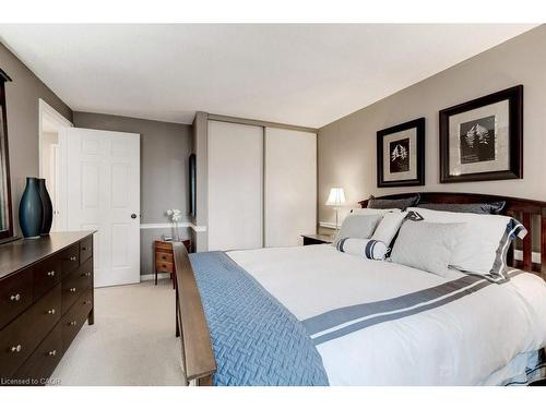2251 Mansfield Drive, Burlington, ON - Indoor Photo Showing Bedroom