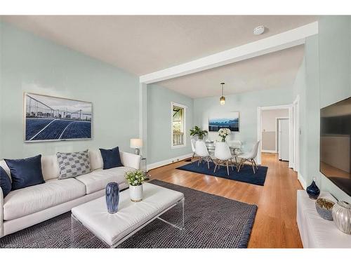 30 Baker Street, Hamilton, ON - Indoor Photo Showing Living Room