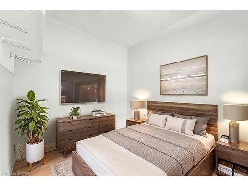 30 Baker Street, Hamilton, ON - Indoor Photo Showing Bedroom