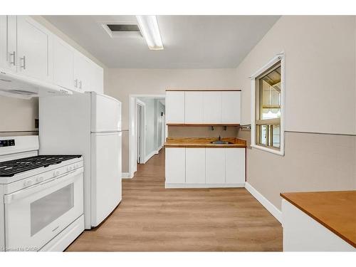 30 Baker Street, Hamilton, ON - Indoor Photo Showing Kitchen
