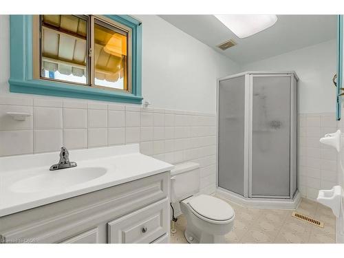 30 Baker Street, Hamilton, ON - Indoor Photo Showing Bathroom