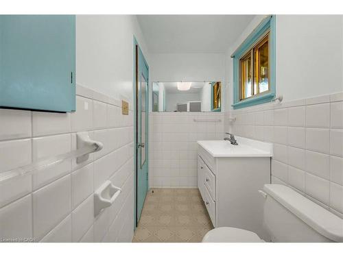 30 Baker Street, Hamilton, ON - Indoor Photo Showing Bathroom