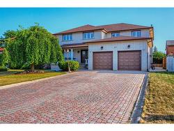 16 Vogue Court  Stoney Creek, ON L8E 4T3