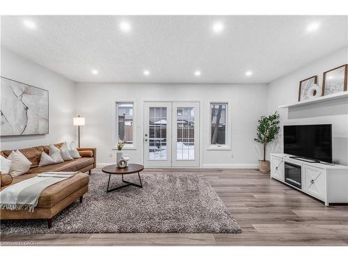 382 Pastern Trail, Waterloo, ON - Indoor Photo Showing Living Room