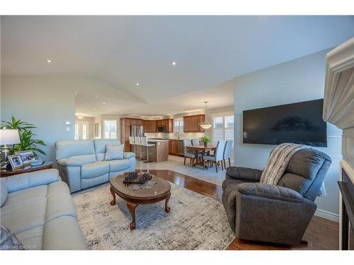 114 Mcguiness Drive, Brantford, ON - Indoor Photo Showing Living Room