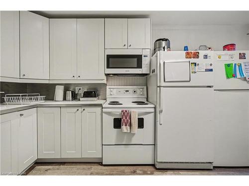 39 Haddon Avenue N, Hamilton, ON - Indoor Photo Showing Kitchen