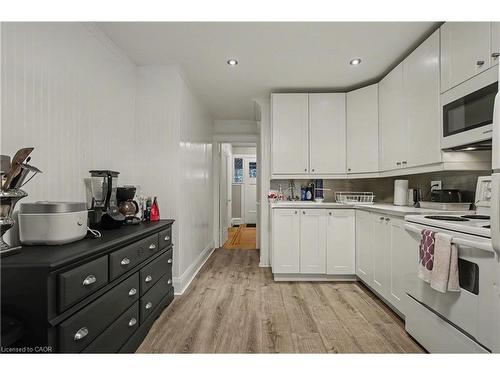39 Haddon Avenue N, Hamilton, ON - Indoor Photo Showing Kitchen