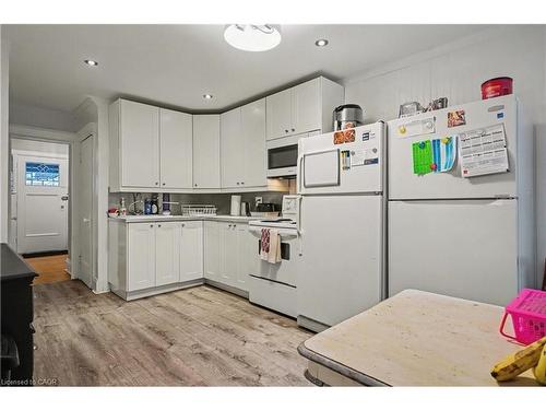 39 Haddon Avenue N, Hamilton, ON - Indoor Photo Showing Kitchen